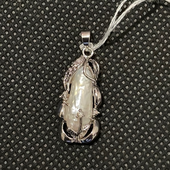NWT Stunning Mother of Pearl Pendant - Picture 1 of 5